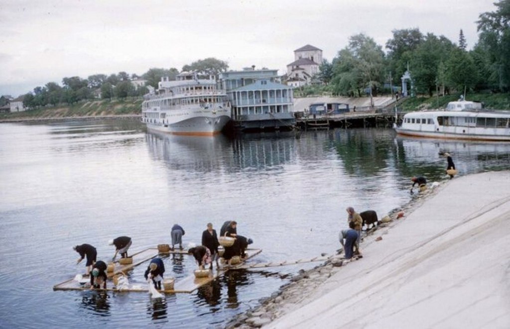 1958_asszonyok_ruhat_mosnak_a_volga_partjan_uglicsnal.jpeg