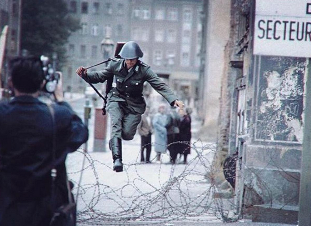 1961_a_19_eves_konrad_schumann_sorkatona_szokik_at_az_ideiglenes_hatarzaron_at_keletrol_nyugat-berlinbe.png