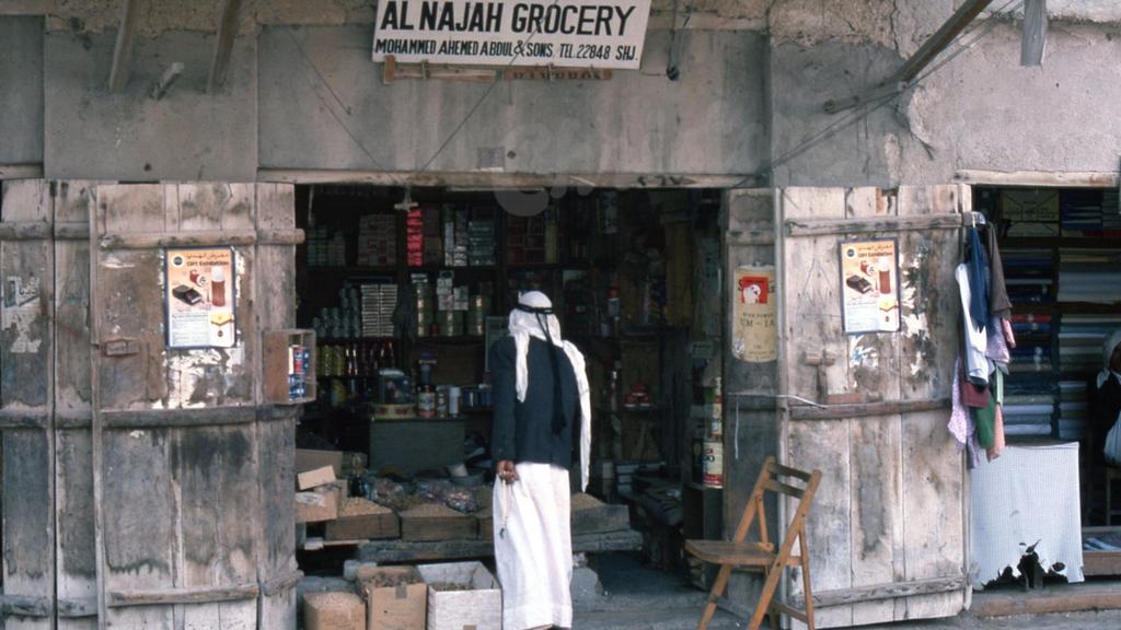 1976_szegenyes_kis_uzlet_az_arab_emiratusok_beli_sardzsaban.jpeg