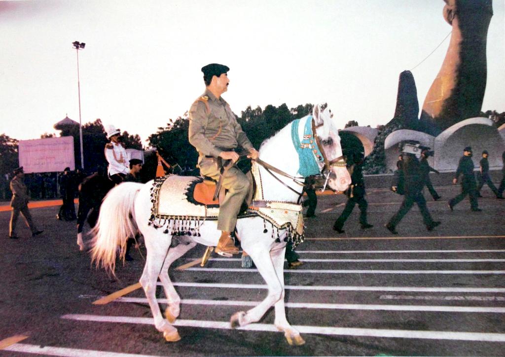 1982_korul_az_iraki_diktator_szaddam_huszein_lovon_egy_katonai_paraden.jpeg