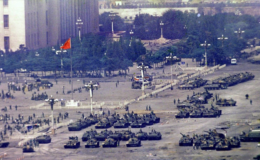 1989_a_kinai_nephadsereg_altal_a_tuntetoktol_eroszakkal_visszafoglalt_pekingi_tienanmen_ter.png