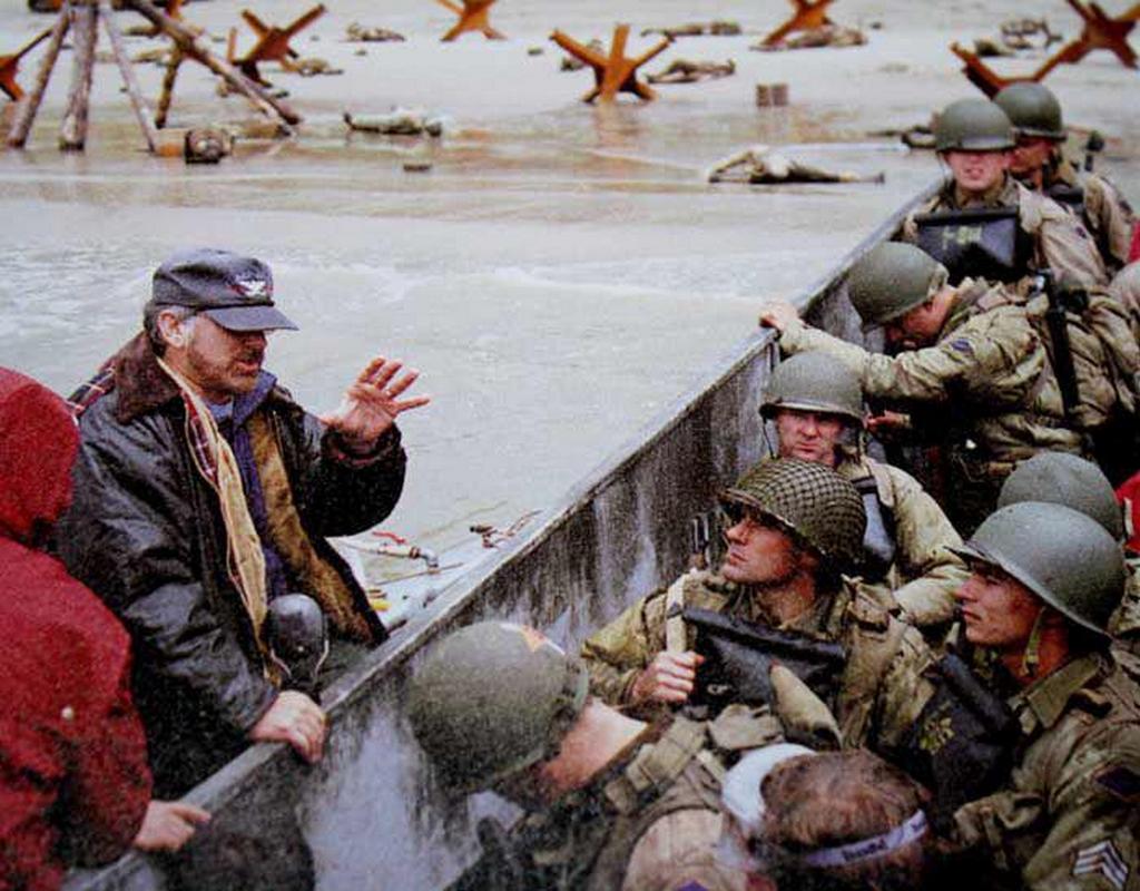 1997_steven_spielberg_rendezo_utolso_instrukcioi_a_szineszeknek_a_ryan_kozlegeny_megmentese_cimu_film_egyik_felvetele_elott.jpeg