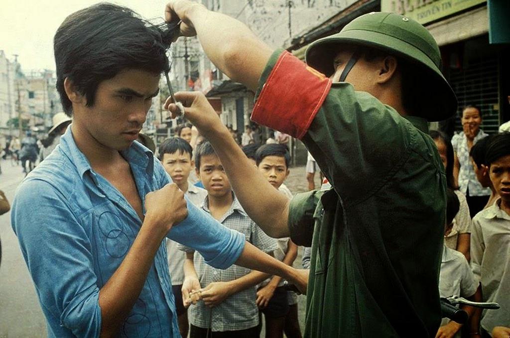a_del-vietnami_saigon_eleste_utan_kommunista_vietkong_katona_vagja_le_egy_nyugati_befolyas_ala_kerult_fiatal_hajat_a_tul_nyugatias_ruhakat_is_szetvagtak_az_utcan.jpeg