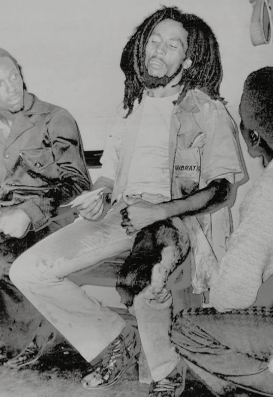 1976_a_fegyveresek_altal_sajat_otthonaban_megtamadott_es_megsebesitett_bob_marley_nehany_nap_mulva_mar_fellepett_egy_koncerten.jpg