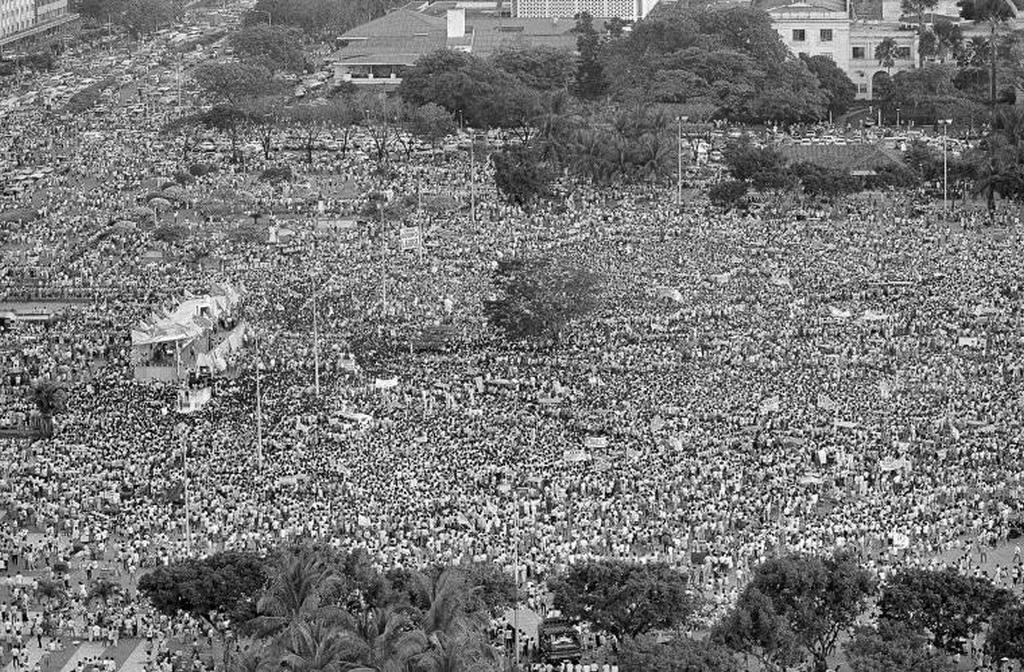 1986_felkeles_ferdinand_marcos_fulop-szigeteki_diktator_uralma_ellen_marcos_ezutan_szamuzetesbe_kenyszerult.jpeg