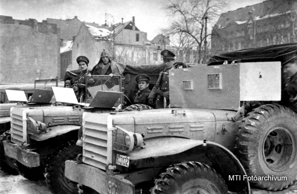 1947_februar_5_a_szervezett_alvilag_felszamolasanak_erdekeben_letrehozott_r_csoport_uj_pancelzattal_es_golyoallo_uveggel_ellatott_terepjaroi_sorakoznak_egy_bemutaton_mafirt_bass_tibor.jpg