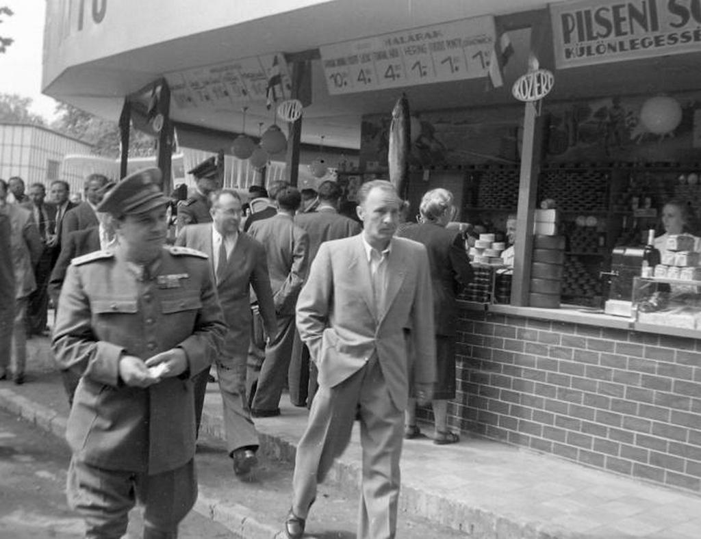 1948_mezogazdasagi_kiallitas_farkas_mihaly_vas_zoltan_es_kadar_janos.jpg