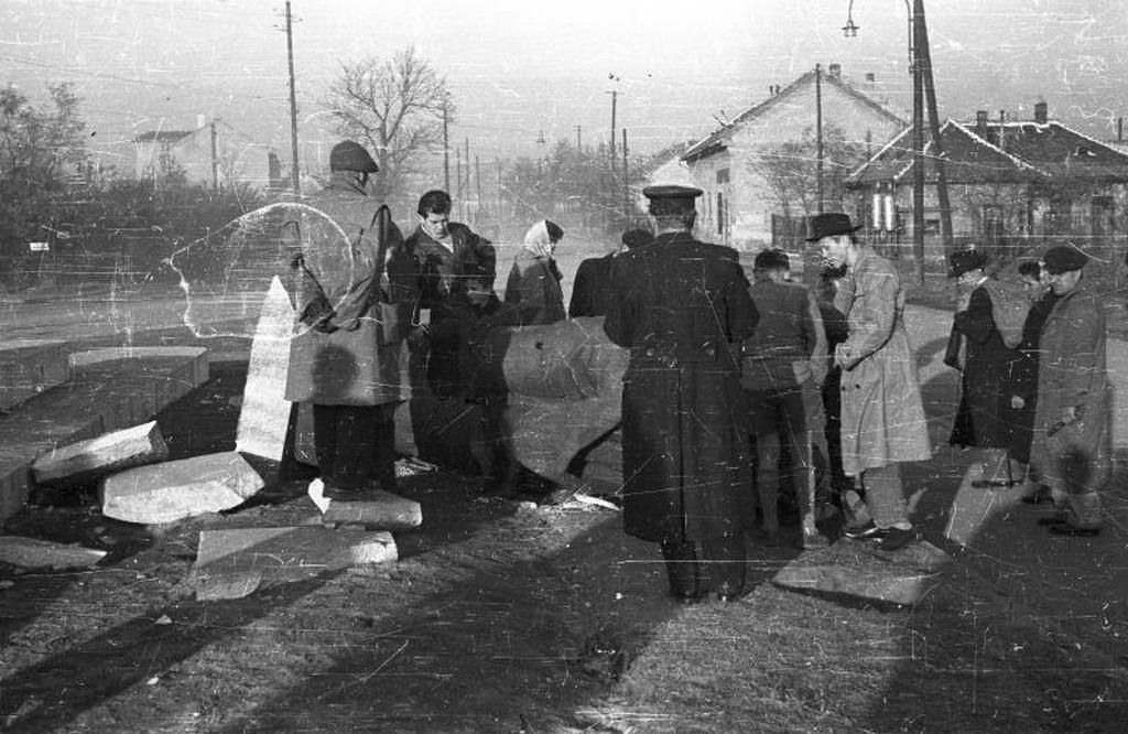1956_osztapenko_ledontve_a_balatoni_ut_menten.jpg