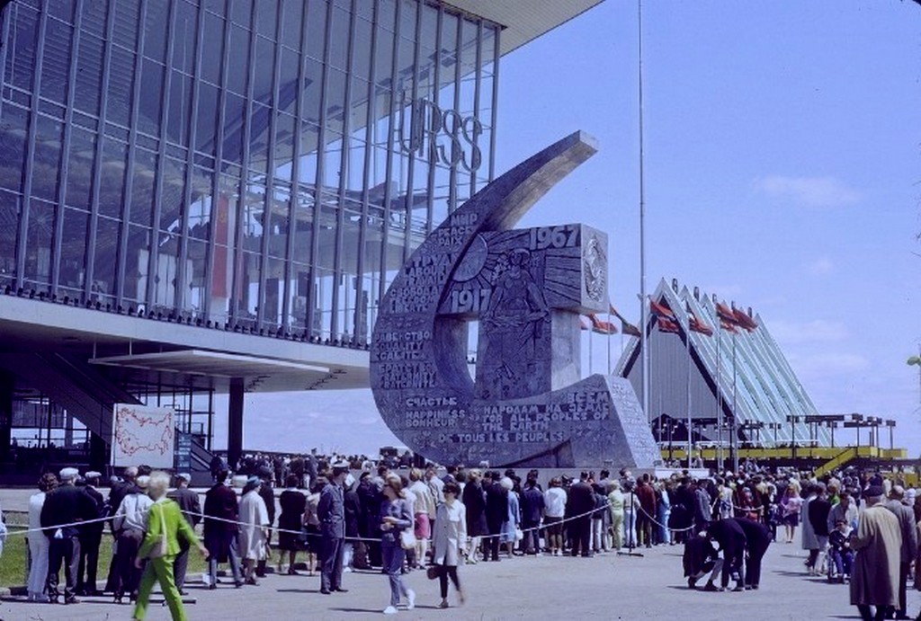 1967_hosszu_sor_kigyozik_a_szovjet_pavilon_elott_a_montreali_vilagkiallitason.jpg