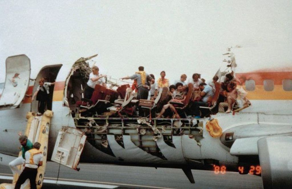 1988_az_aloha_airlines_243-as_jarata_egy_boeing_737-200_tipusu_repulogep_hawaii-on_hilo_es_honolulu_kozott_jart_szerencsetlenul_nem_mindennapi_modon.jpg