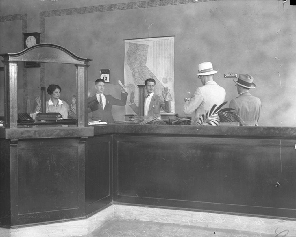 1928_los_angeles_rendorseg_rekonstrual_egy_bankrablast_a_pacific_national_bankban.jpg