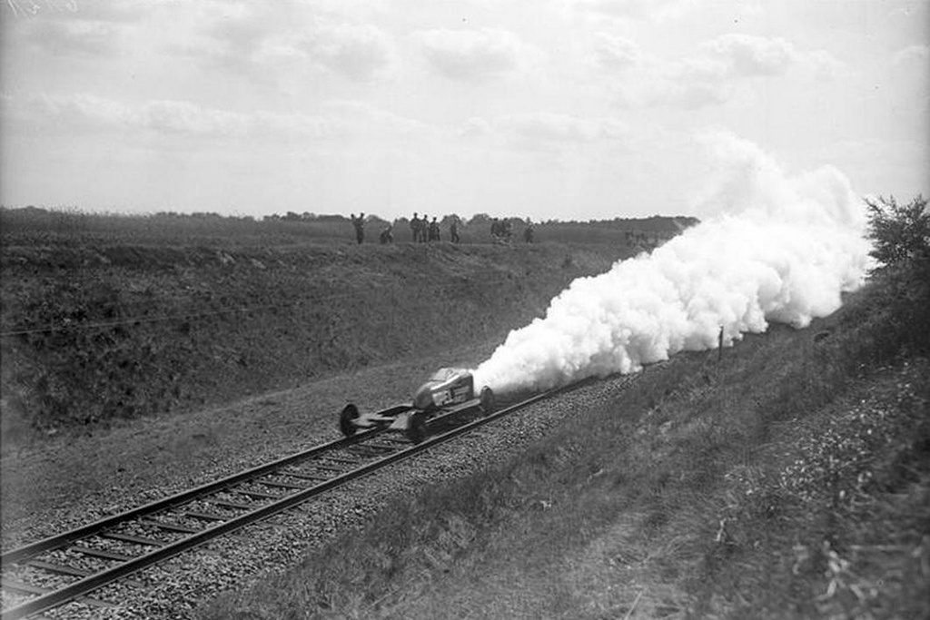 1928_nemet_opel-sander_rak_3_raketa-sinauto_hannoverben_254_kmh_maximalis_sebesseggel_szaguldott.jpg