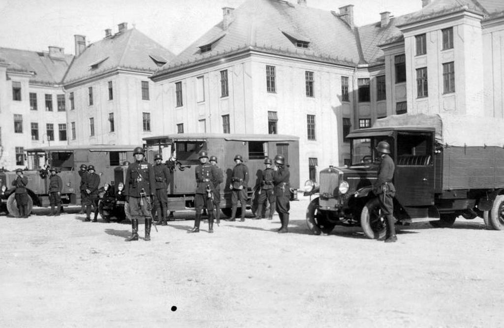 1940_a_budaorsi_petofi_egykori_karoly_kiraly_laktanya_udvara.jpg