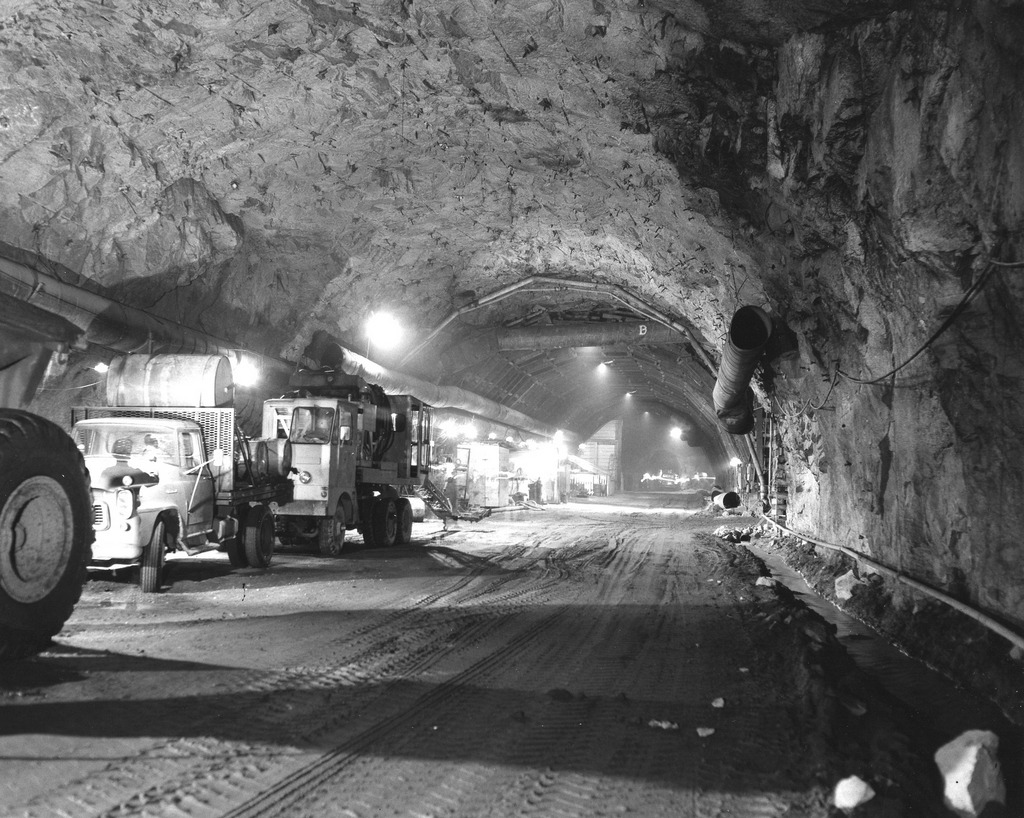 1962_a_cheyenne-hegy_gyomraban_keszulo_nuklearis_csapas_elleni_bunker_norad_az_amerikai_katonasag_vezetosege_es_a_kormanyhivatalok_reszere.jpg