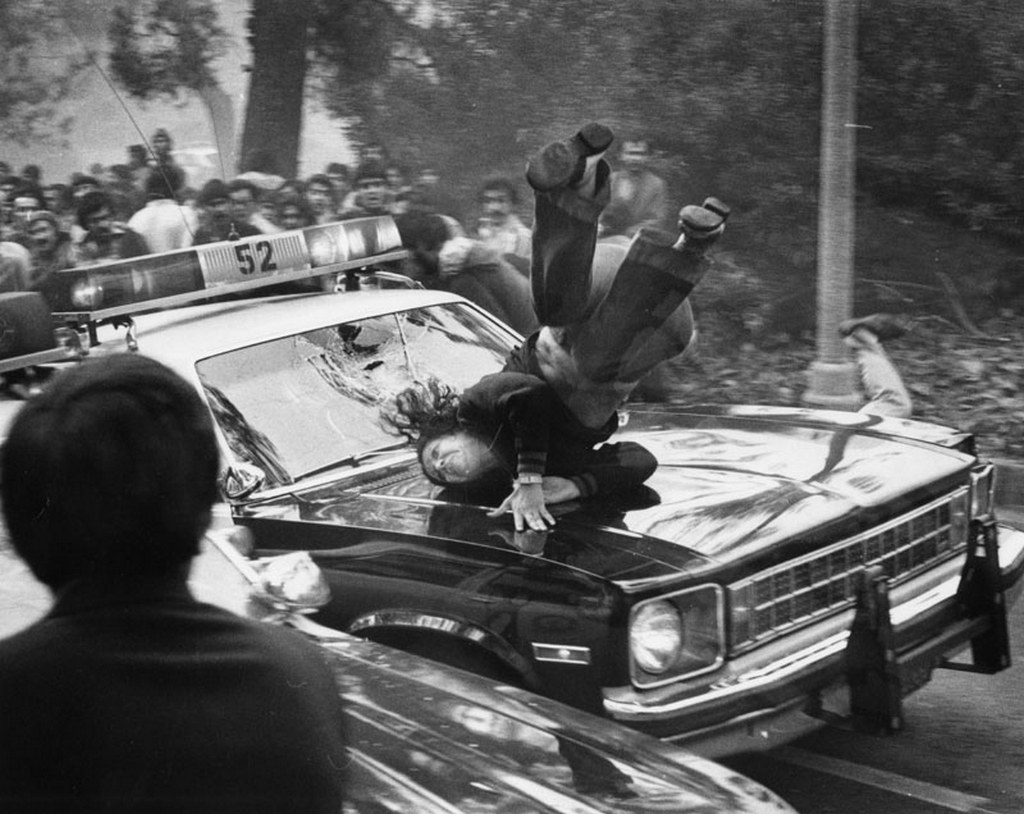1979_rendorauto_ut_el_egy_not_a_beverly_hills-i_zavargasok_idejen_a_rendbontast_iraniak_kezdtek_amikor_megtamadtak_a_hazat_ahol_a_velhetoleg_a_sah_felesege_tartozkodott.jpg