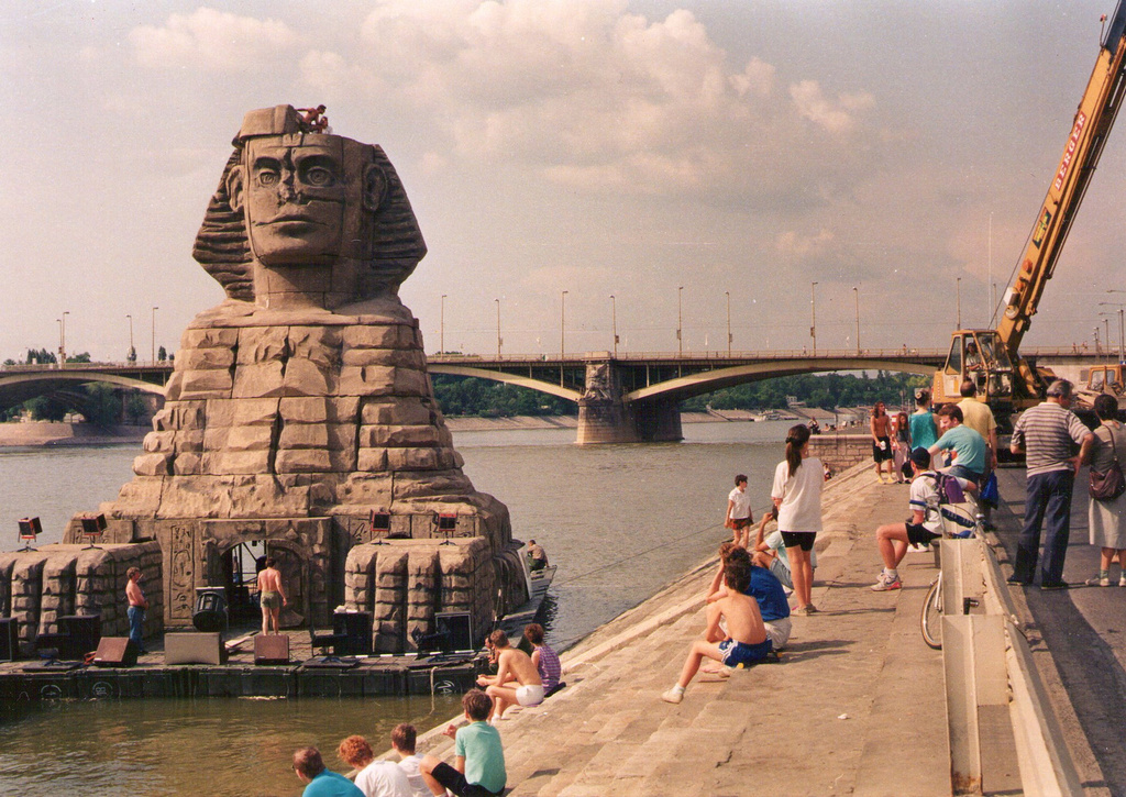 1992_a_szfinx_budapesten_az_aida_eloadasanak_diszletet_daruzzak_a_rakparton.jpg