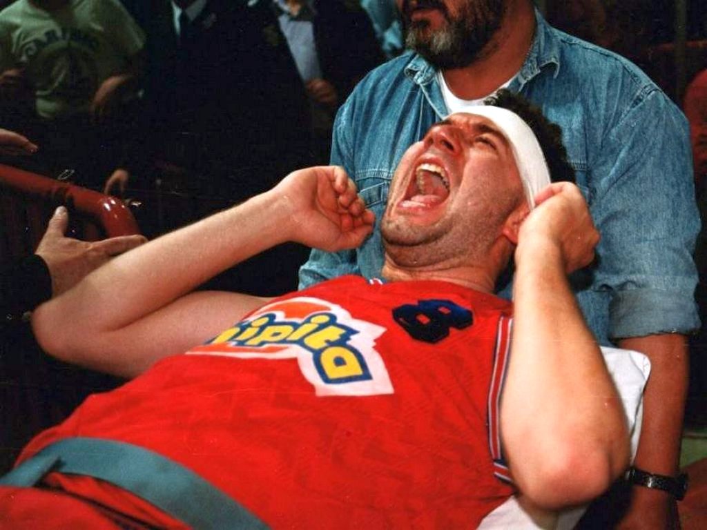 1993_boban_jankovics_szerb_kosaras_a_panionios_gorog_csapat_jatekosakent_5_szemelyi_hibajara_reagalva_ami_kiallitast_jelentett_belefejelt_a_kosar_alatti_tartoelembe_azonnal_lebenult.jpg