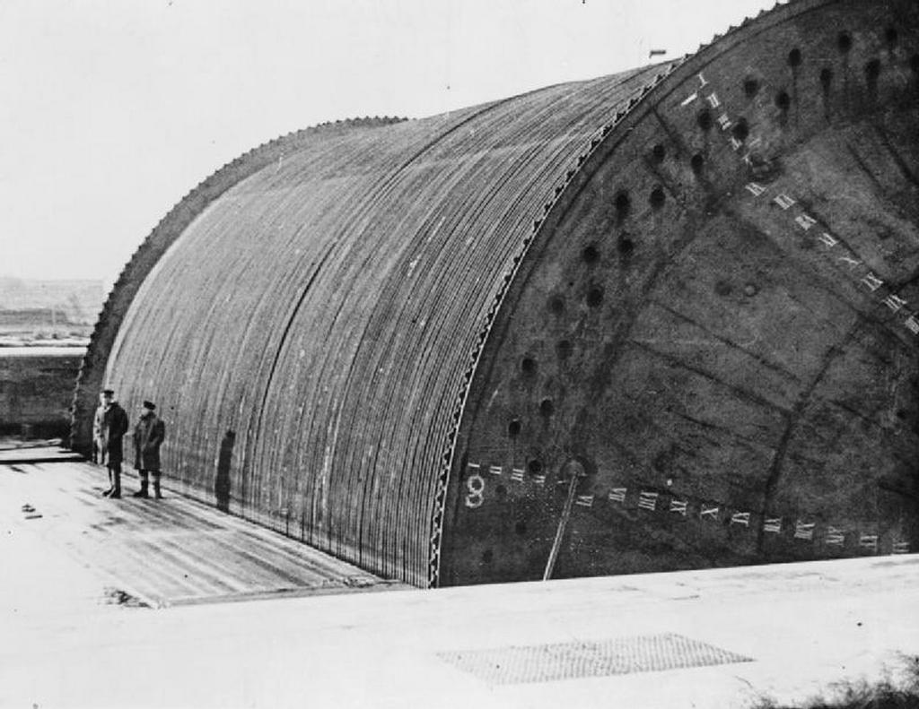 1944_junius_operation_pluto_pipe-lines_under_the_ocean_vezetek_az_ocean_melyen_uzemanyag_szallitasara_szolgalo_vezetek_angliabol_normandiaba_a_vezetek_keszen_all_a_lefektetesre.jpg