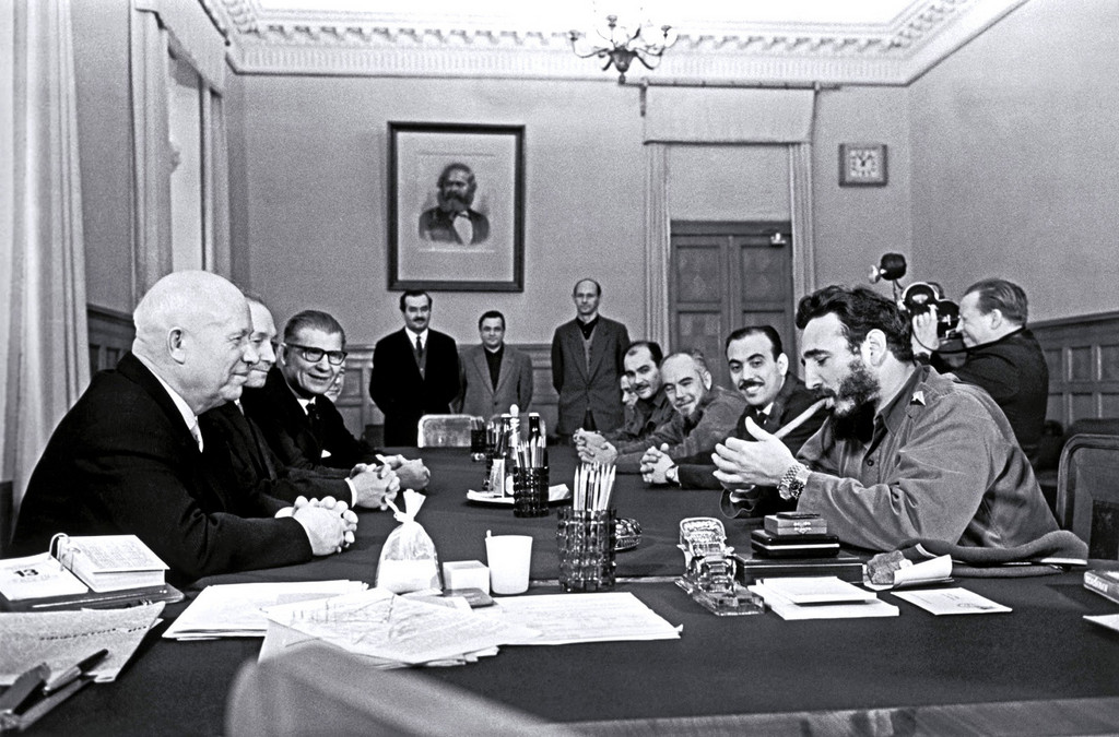 1964_fidel_castro_moszkvaban_a_kremlben_eppen_szivarra_gyujt_csuklojan_ket_rolex_oraval.jpg