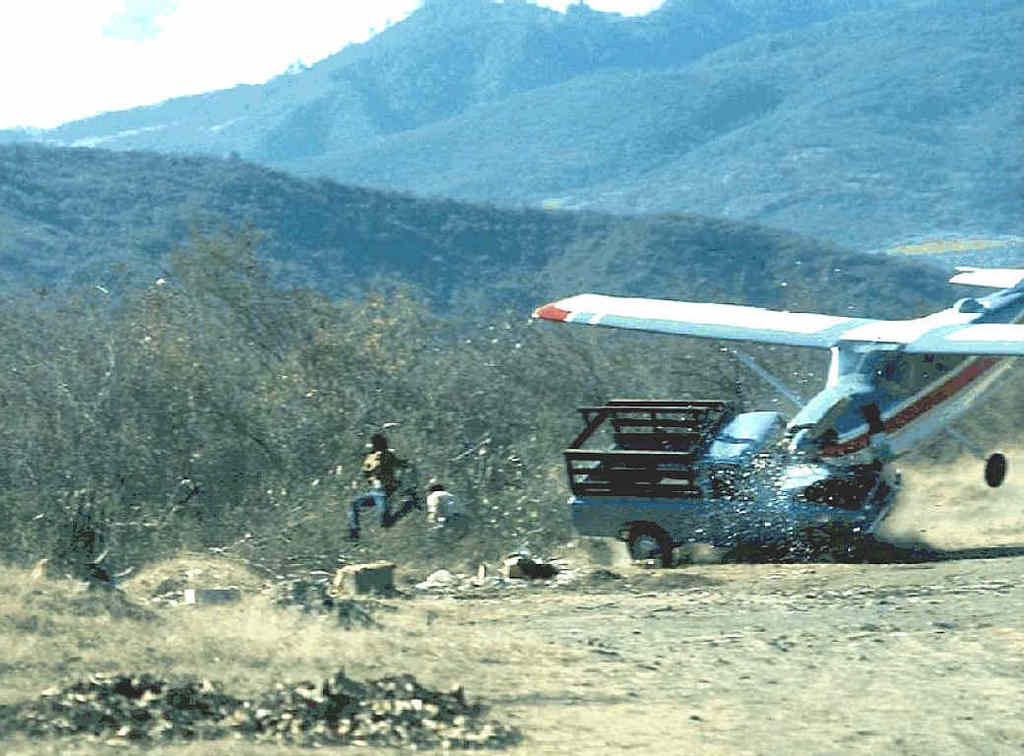 1976_az_eros_keresztszel_miatt_a_leszallo_kisrepulo_a_palya_szelen_allo_kisteherautonak_utkozik_senki_sem_serult_sulyosan_sanarate_guatemala.jpg