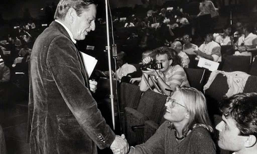 1984_olaf_palme_sved_miniszterelnok_kezet_fog_az_ujonnan_valasztott_kulugyminiszterasszonnyal_anna_lindh-el_kesobb_mindketten_merenylet_aldozatai_lettek.jpg