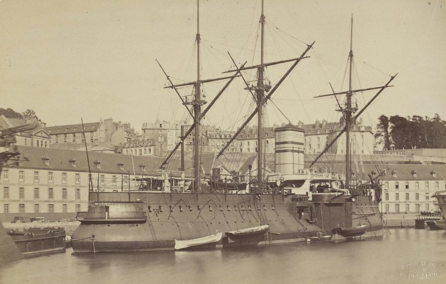 1882. Az első fémszerkezetű hadihajó Brestben. A Redoubtable az első hadihajó volt, aminek fő építőeleme fém és nem fa. A korrózióvédelem hiánya miatt mindössze 1910-ig szolgált; ócskavasnak adták el..jpg