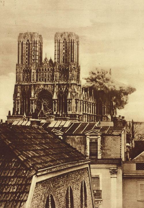 1914. A francia Reims katedrálisába becsapódó német lövedék..jpg