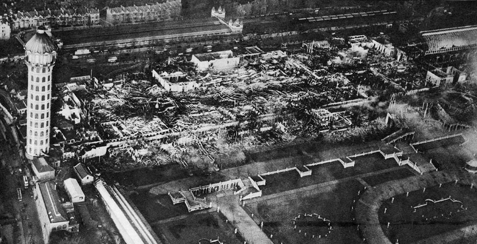 1936. A leégett Crytal Palace romjai. Churchill, aki a tüzet nézők között volt Lezárult egy korszak..jpg
