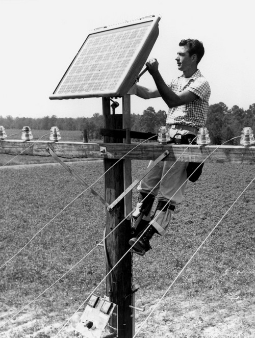 1955. A Bell szakembere az első napelem panelt szereli fel a telefonoszlopra..jpg