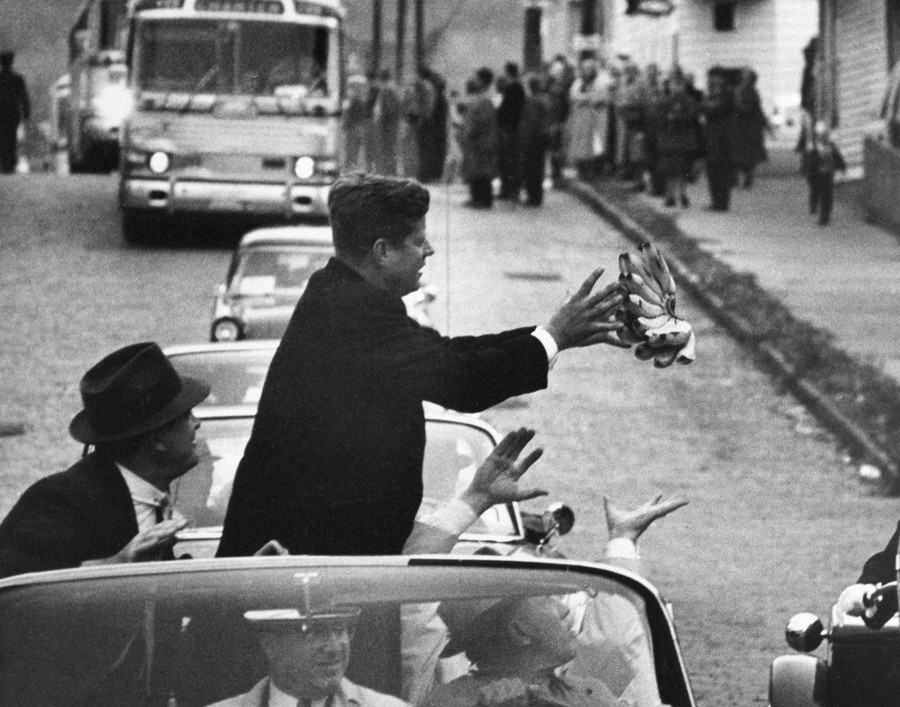 1960. Kennedy egy fürt banánt kap a tömegből választási hadjárata során..jpg