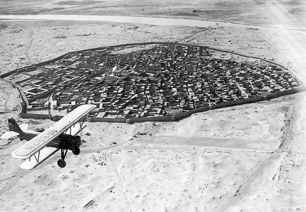 1930_korul_repulo_szamarra_irak_varosa_felett.jpg