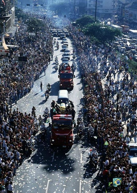 1994_3_millioan_vettek_reszt_ayrton_senna_forma-1_vilagbajnok_temetesen_braziliaban_cr.jpg