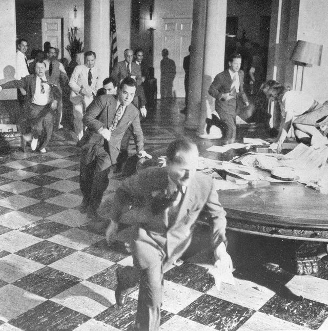 1945_aug_white_house_press_corps_rush_to_telephones_after_truman_announced_japan_s_surrender.jpeg