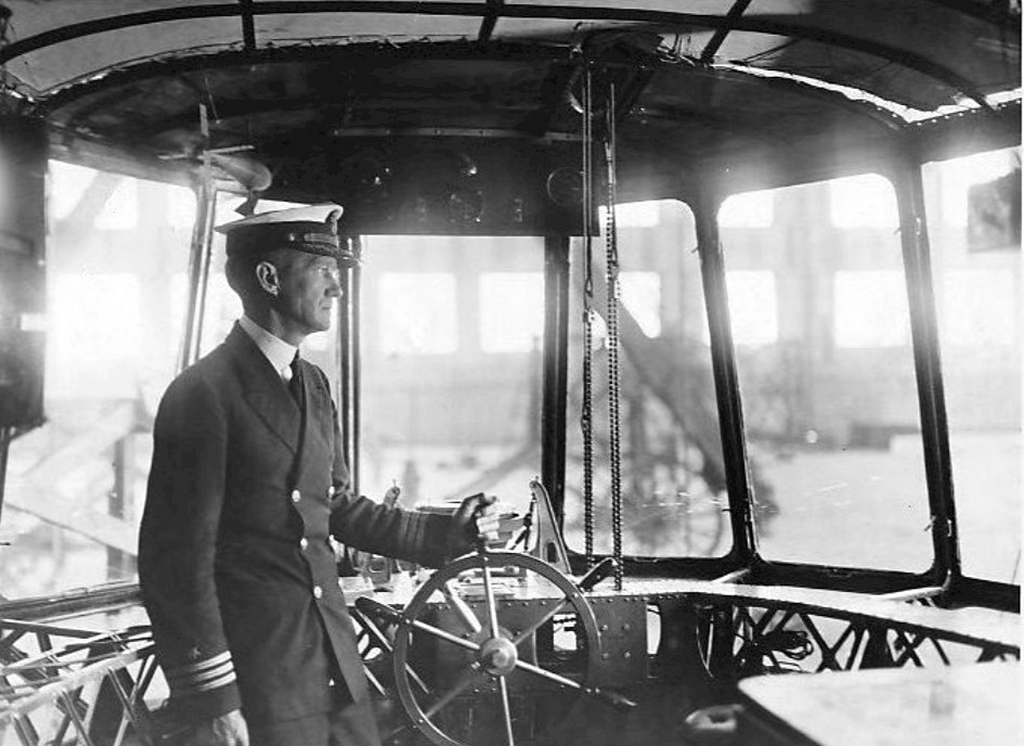 1923_photo_of_the_airship_control_gondola_of_uss_shenandoah_commander_mccrary.png