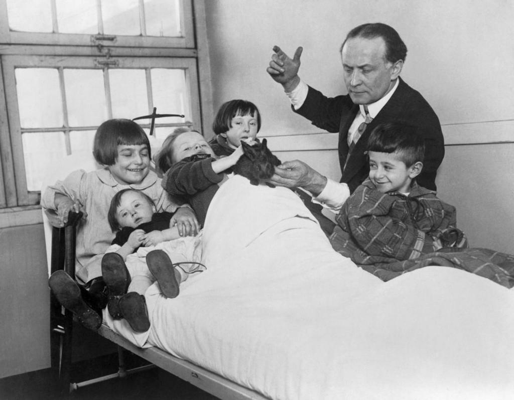 1925_houdini_entertaining_hospitalized_children.jpeg