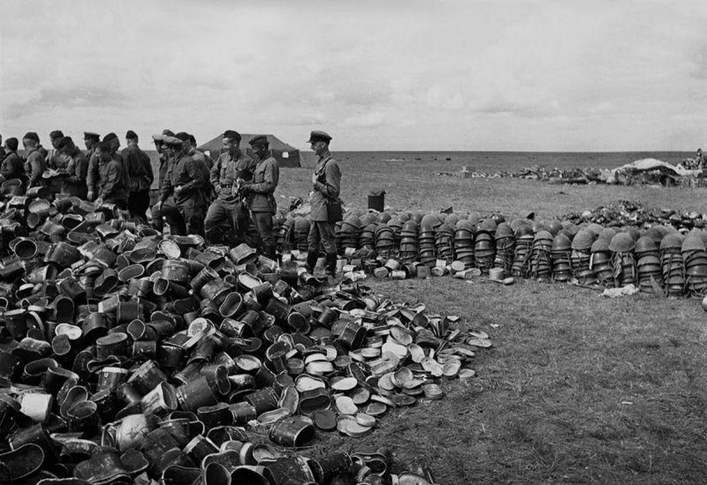 1939_soviet_soldiers_examine_japanese_soldiers_mess_kits_and_helmets_captured_at_khalkhin_gol.jpeg