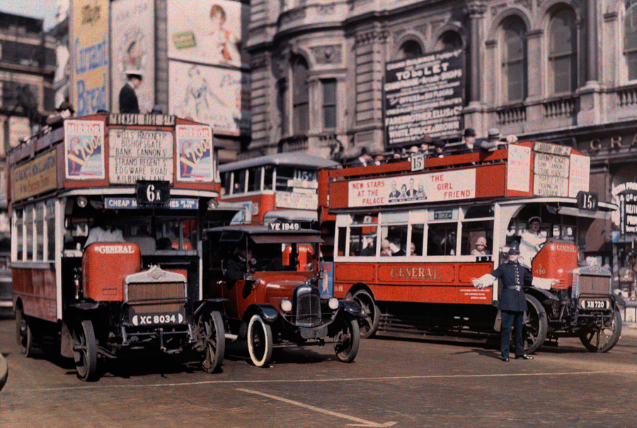 1929. Trafalgar Square. Rendőr irányítja a forgalmat..jpg