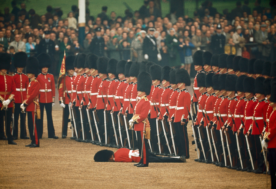 1966. Londoni katonai parádén elájult az egyik résztvevő..jpg