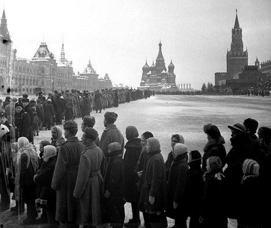 1930-as évek. Kígyózó sor a Lenin mauzóleum előtt..jpg