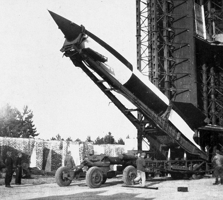 1944. V2-rakéta kilövésének előkészületei..jpg