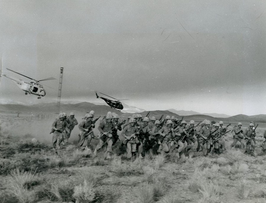 1957. Nevada USA. Tengerészgyalogosok 4th Provisional Atomic Exercise Brigade-ja gyakorlatozik a nukleáris robbanástól 5,2 km-re..jpg