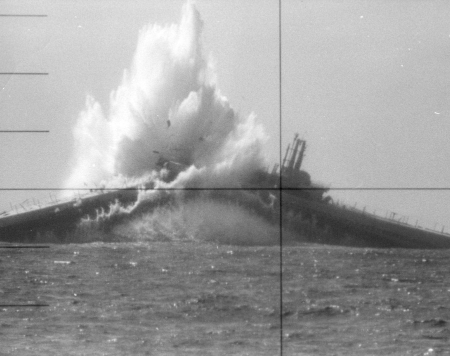 1968. A Wahoo (SS-565) tengeralattjáró elsüllyeszti a Devilfish (SS-292) célpontot San Francisco közelében..jpg