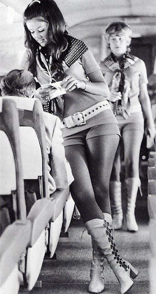 1968. Southwest Airlines stewardesei munkaruhájukban..jpg