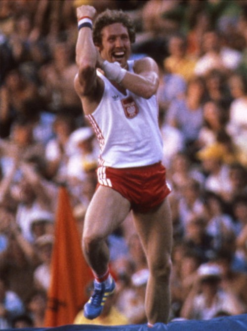 1980. Moszkvai olimpia. Wladyslaw Kozakiewicz rúdugró aranyérmes ugrása után bemutat a szovjet szurkolóknak, akik hangosan kifütyülték..jpg
