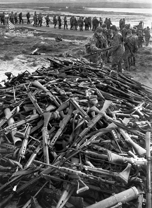 1982. Argentín hadifoglyok adják le fegyvereiket a Royal Marines katonáinak Port Stanley-ben a Falklandi háború végén..jpg