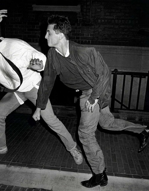 1986. Sean Penn kiüt egy paparazzit..jpg