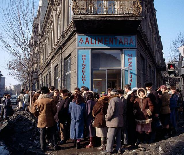 1988_tele_elelmiszerert_sorban_allo_bukarestiek_romania.jpeg