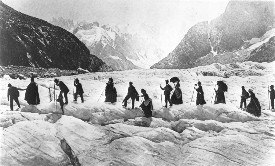 1867. Viktoriánus kirándulók a Chamonix gleccseren Franciaországban..jpg