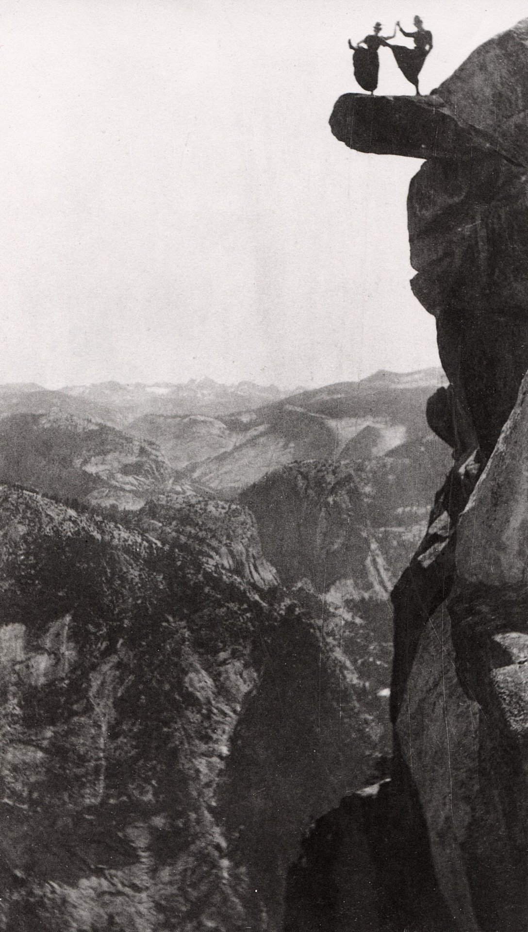1901. Két nő veszélyes mutatványa a Glacier Point-on a Yosemite Nemzeti Parkban..jpg