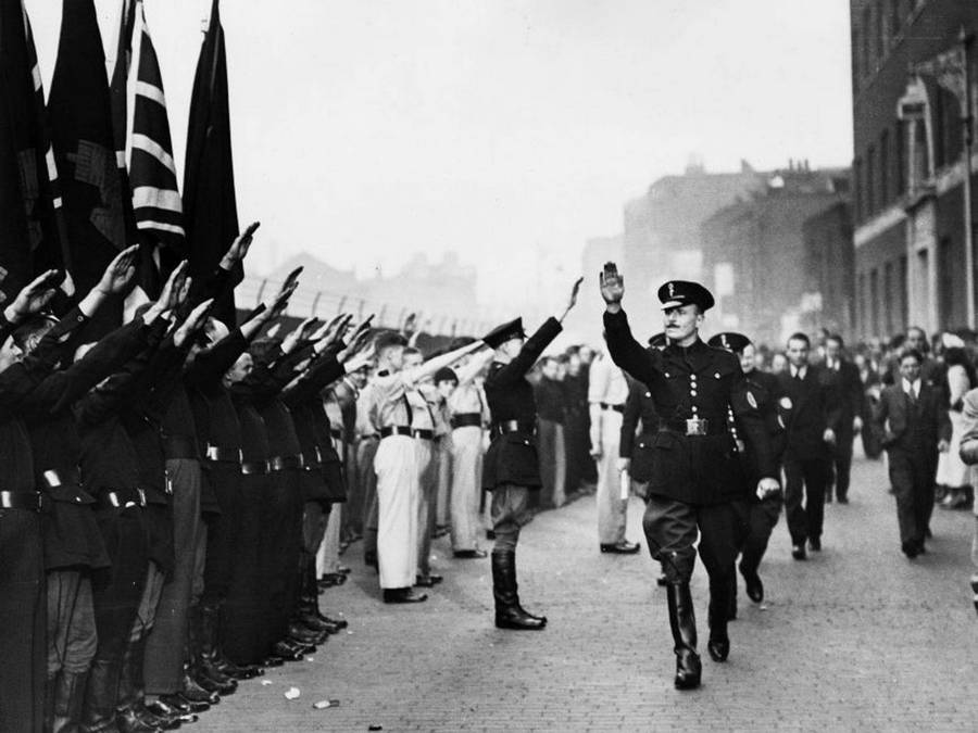 1939. Brit fasiszta vezető Sir Oswald Mosley a Feketeingesek között Londonban..jpg